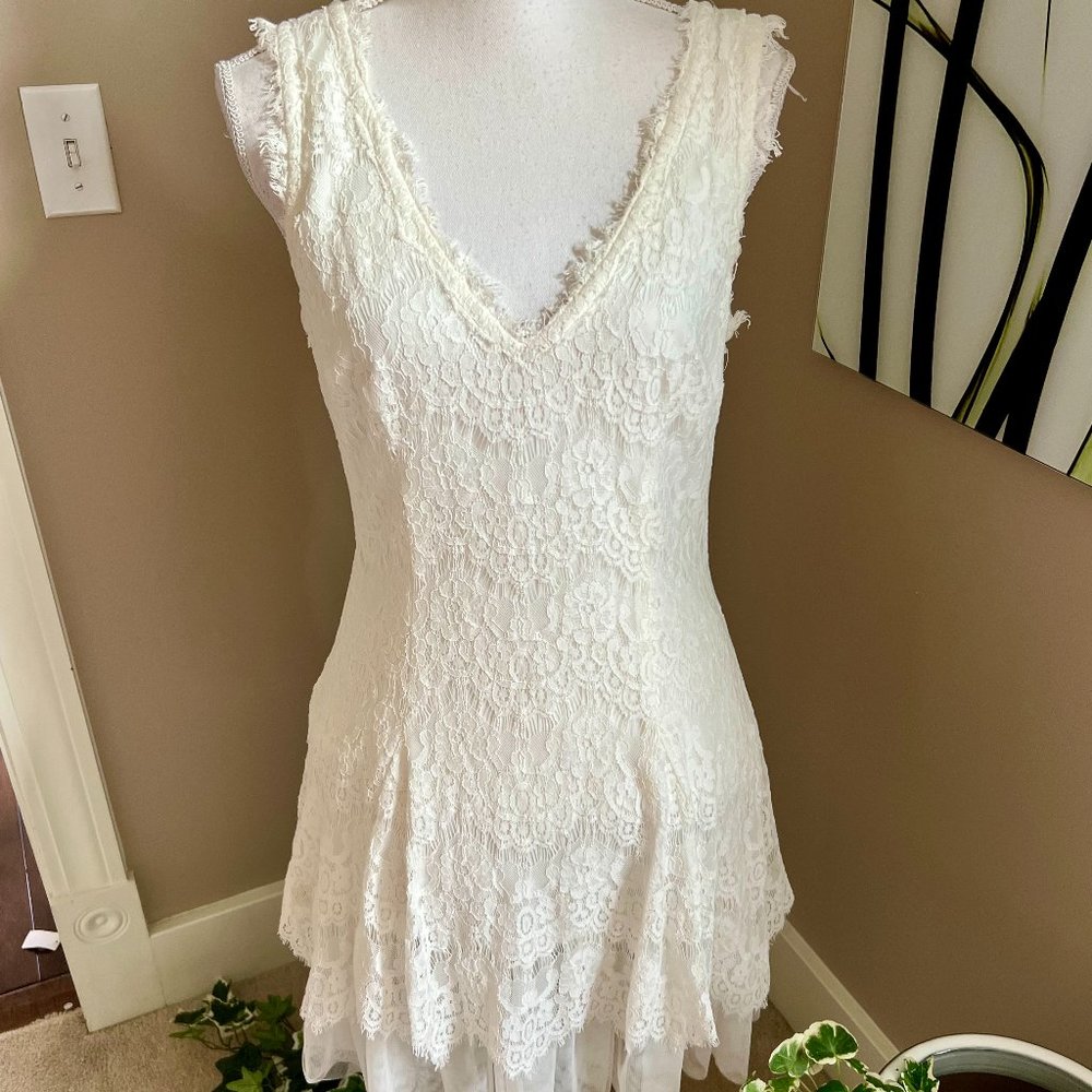 White Lace V-Neck Sleeveless Dress